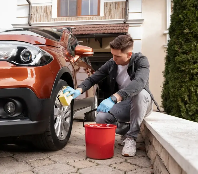 Lavage auto à domicile Sainte-Adresse : professionnel intervenant sur un véhicule